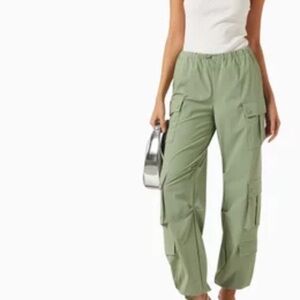 ALICE + OLIVIA
Shara Parachute Cargo Pants in Recycled-nylon